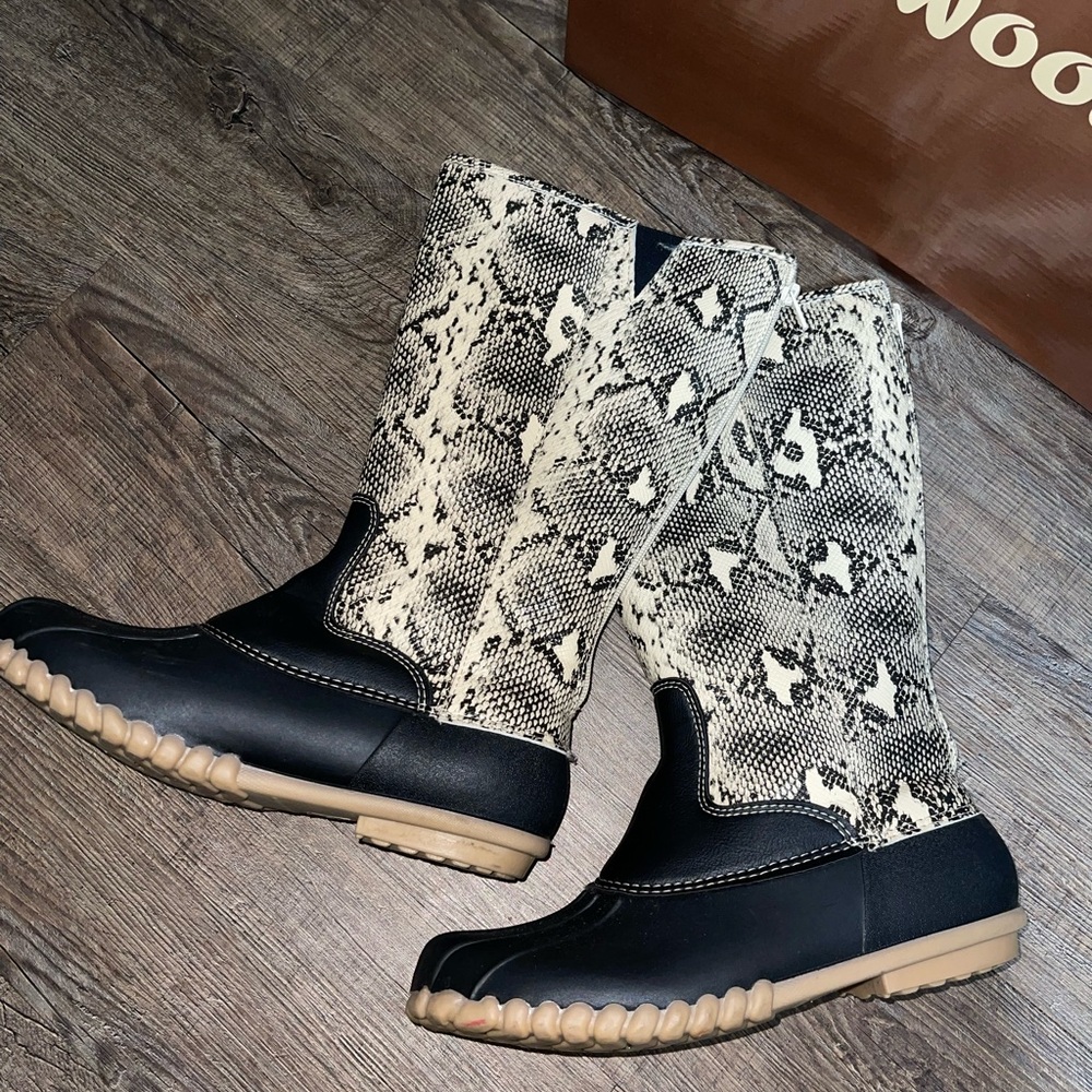 Outwoods Black and Tan Winter Rain Boots with Snake Print